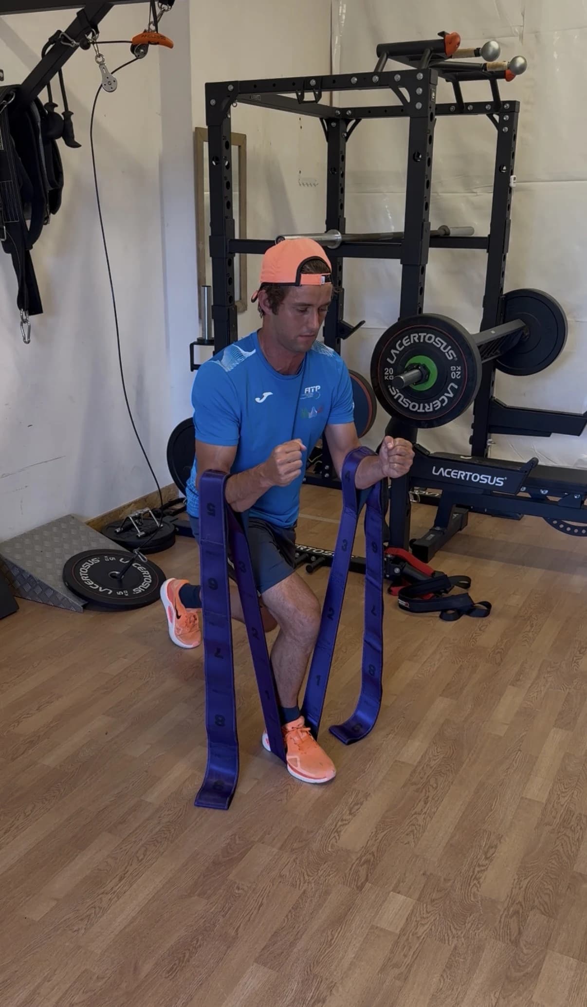 Leonardo esegue un esercizio isometrico con elastico in palestra