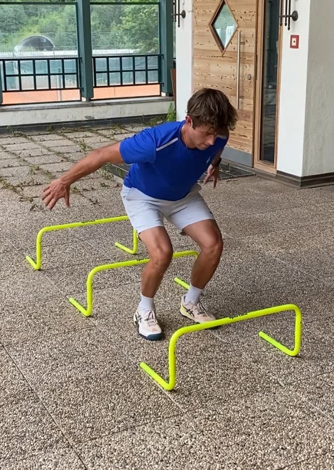 Leonardo durante un salto tra piccoli ostacoli