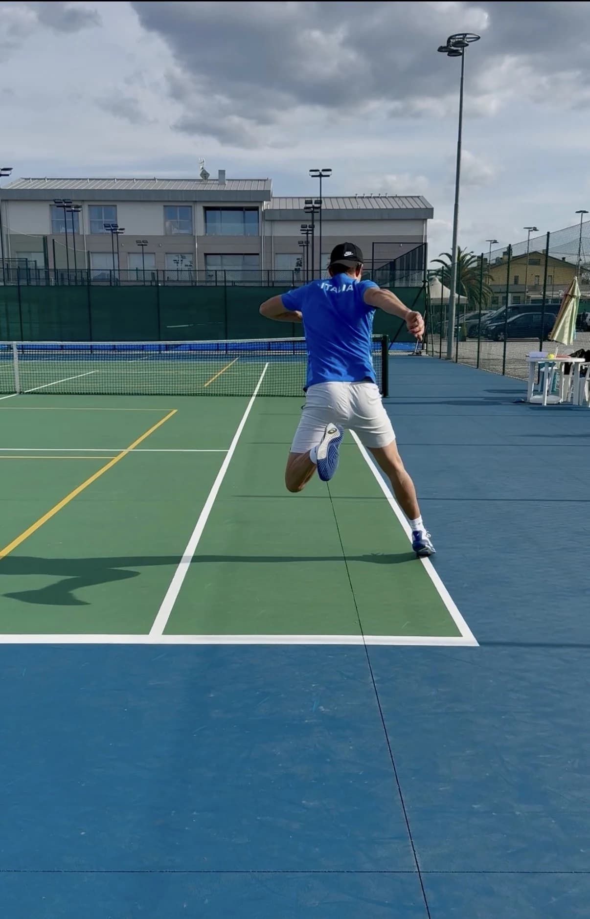 Leonardo esegue un salto sul campo da tennis