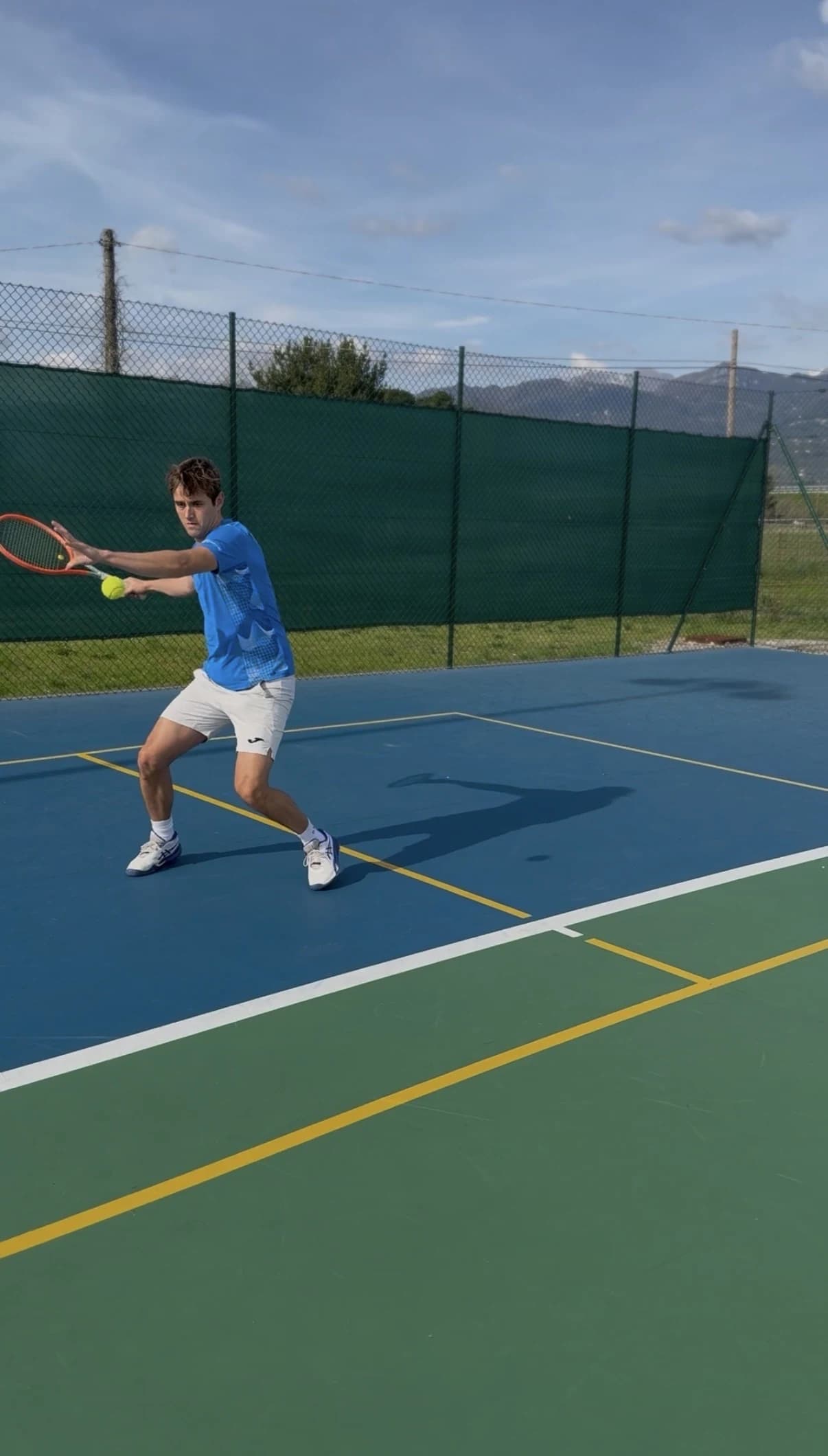 Leonardo prepara un dritto sul campo da tennis
