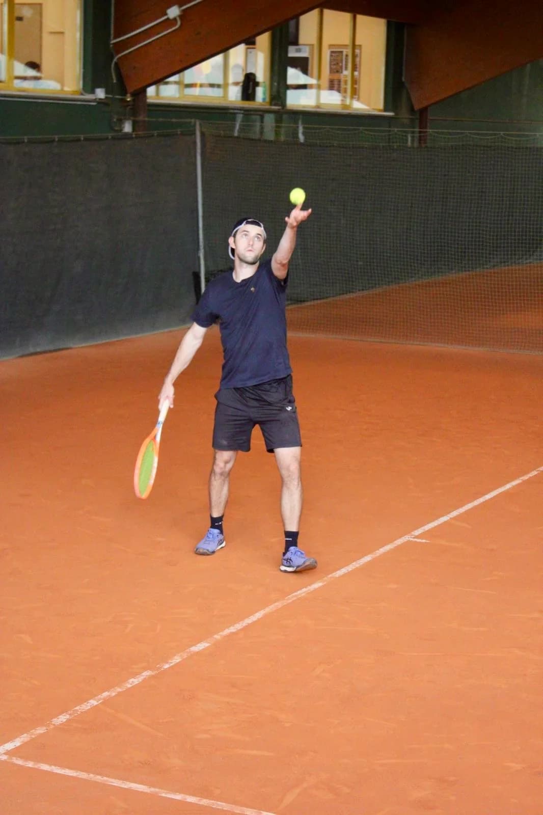Leonardo al servizio sul campo da tennis